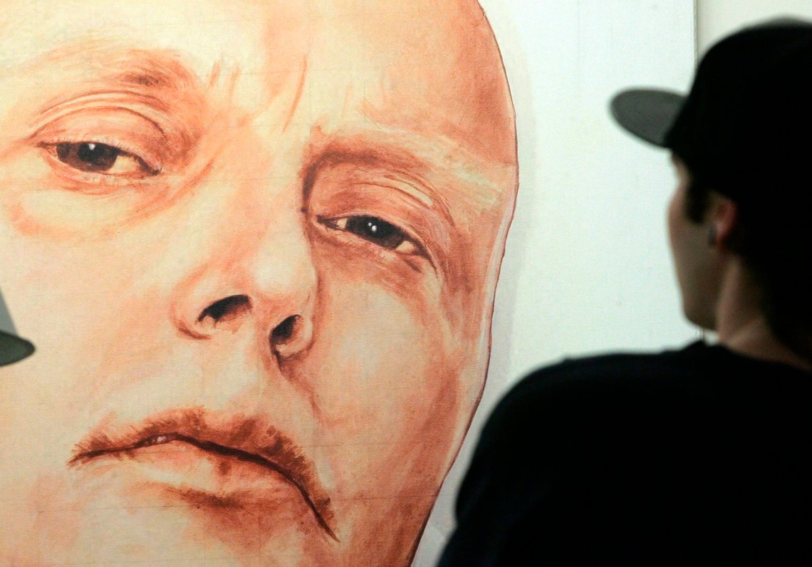 A man looks at a portrait of ex-spy Andrei Litvinenko by Russian artists Dmitry Vrubel and Viktoria Timofeyeva in the Marat Guelman gallery in Moscow May 22, 2007. Moscow cannot extradite former KGB agent Andrei Lugovoy to Britain on charges of murdering fellow ex-spy Alexander Litvinenko because of a constitutional ban, the Russian Prosecutor-General's office said on Tuesday. REUTERS/Sergei Karpukhin (RUSSIA) A man looks at a portrait of ex-spy Andrei Litvinenko by Russian artists Dmitry Vrubel and Viktoria Timofeyeva in the Marat Guelman gallery in Moscow May 22, 2007. Moscow cannot extradite former KGB agent Andrei Lugovoy to Britain on charges of murdering fellow ex-spy Alexander Litvinenko because of a constitutional ban, the Russian Prosecutor-General's office said on Tuesday. REUTERS/Sergei Karpukhin (RUSSIA)