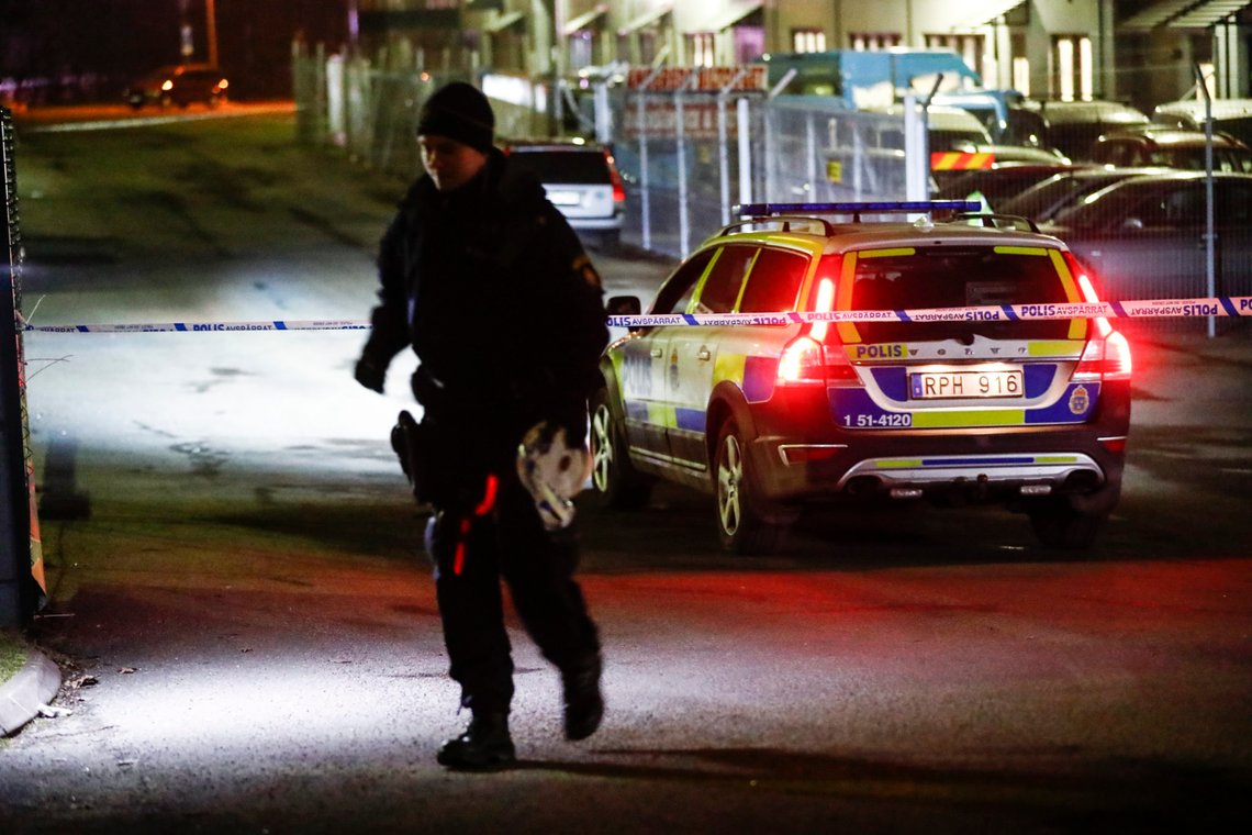 Gøteborg, SVERIGE 20170202.
Polis på plats vid restaurangen i ett industriområde i Angered. Inga personer skadades i samband med den skottlossning inne på en restaurang i Angered i Göteborg som inträffade strax efter klockan 18 ikväll, uppger polisen. Enligt Aftonbladet ska restaurangen ha varit fullsatt, och skytten ha varit klädd i militärkläder och beväpnad med automatvapen. Polisen skriver på sin hemsida att skotten avlossats upp i taket.
Foto: Thomas Johansson/TT / NTB scanpix Gøteborg, SVERIGE 20170202.
Polis på plats vid restaurangen i ett industriområde i Angered. Inga personer skadades i samband med den skottlossning inne på en restaurang i Angered i Göteborg som inträffade strax efter klockan 18 ikväll, uppger polisen. Enligt Aftonbladet ska restaurangen ha varit fullsatt, och skytten ha varit klädd i militärkläder och beväpnad med automatvapen. Polisen skriver på sin hemsida att skotten avlossats upp i taket.
Foto: Thomas Johansson/TT / NTB scanpix