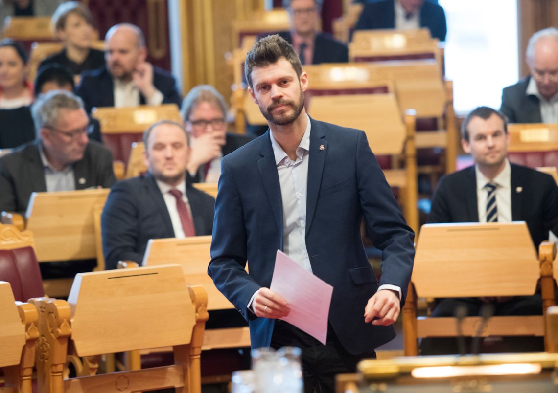 Oslo 20190313.
Bjørnar Moxness (Rødt) stiller spørsmål til samferdselsminister Jon Georg Dale (FrP) om NSBs navnebytte i Stortingets spørretime onsdag.
Foto: Terje Bendiksby / NTB Oslo 20190313.
Bjørnar Moxness (Rødt) stiller spørsmål til samferdselsminister Jon Georg Dale (FrP) om NSBs navnebytte i Stortingets spørretime onsdag.
Foto: Terje Bendiksby / NTB