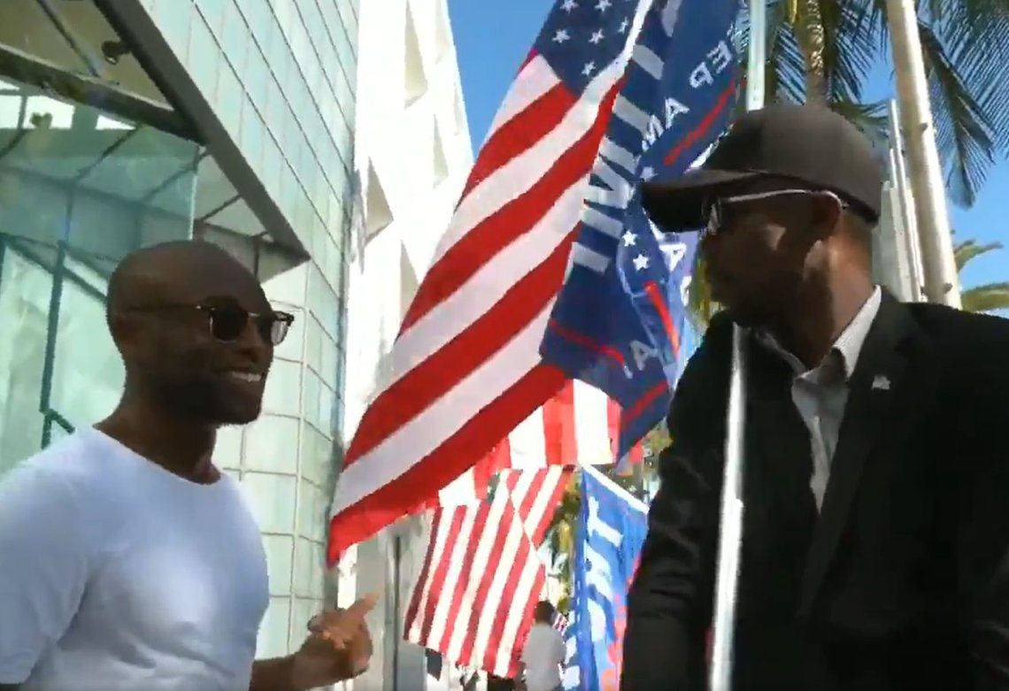 Med amerikanske flagg og Trump 2020-faner marsjerte sorte amerikanere i Los Angeles sist helg. Stillbilde: Twitter Med amerikanske flagg og Trump 2020-faner marsjerte sorte amerikanere i Los Angeles sist helg. Stillbilde: Twitter