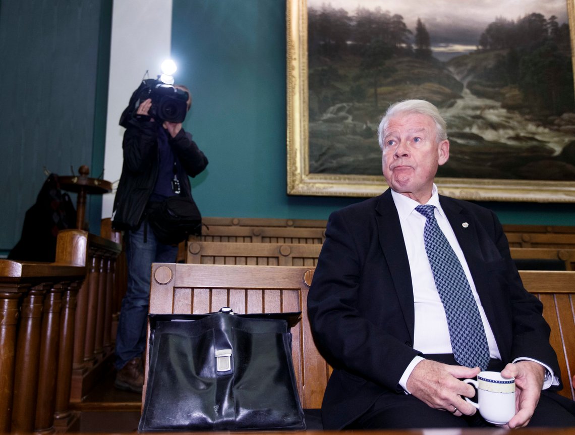 Oslo 20160108.
Carl I. Hagen i Høyesterett fredag mot Statens pensjonskasse.
Høyesterett skal behandle om flere av dommerne i rettssaken mellom Carl Ivar Hagen og Statens pensjonskasse er habile. Opp mot 15 av 20 av dommerne kan være inhabile fordi de har den samme pensjonsavtalen som Hagen kjemper for å beholde. Pensjonsreformen i 2011 førte til at stortingsrepresentanter - og dommere i Høyesterett - ikke lenger var sikret en pensjon tilsvarende 66 prosent av stortingslønnen. I stedet blir pensjonen regulert i takt med den allmenne lønnsøkningen, minus 0,75 prosent. Hagen mener det er i strid med Grunnloven at han ble omfattet av denne endringen, siden han ble pensjonist i 2010, altså før Stortingets vedtak.
Foto: Gorm Kallestad / NTB scanpix Oslo 20160108.
Carl I. Hagen i Høyesterett fredag mot Statens pensjonskasse.
Høyesterett skal behandle om flere av dommerne i rettssaken mellom Carl Ivar Hagen og Statens pensjonskasse er habile. Opp mot 15 av 20 av dommerne kan være inhabile fordi de har den samme pensjonsavtalen som Hagen kjemper for å beholde. Pensjonsreformen i 2011 førte til at stortingsrepresentanter - og dommere i Høyesterett - ikke lenger var sikret en pensjon tilsvarende 66 prosent av stortingslønnen. I stedet blir pensjonen regulert i takt med den allmenne lønnsøkningen, minus 0,75 prosent. Hagen mener det er i strid med Grunnloven at han ble omfattet av denne endringen, siden han ble pensjonist i 2010, altså før Stortingets vedtak.
Foto: Gorm Kallestad / NTB scanpix