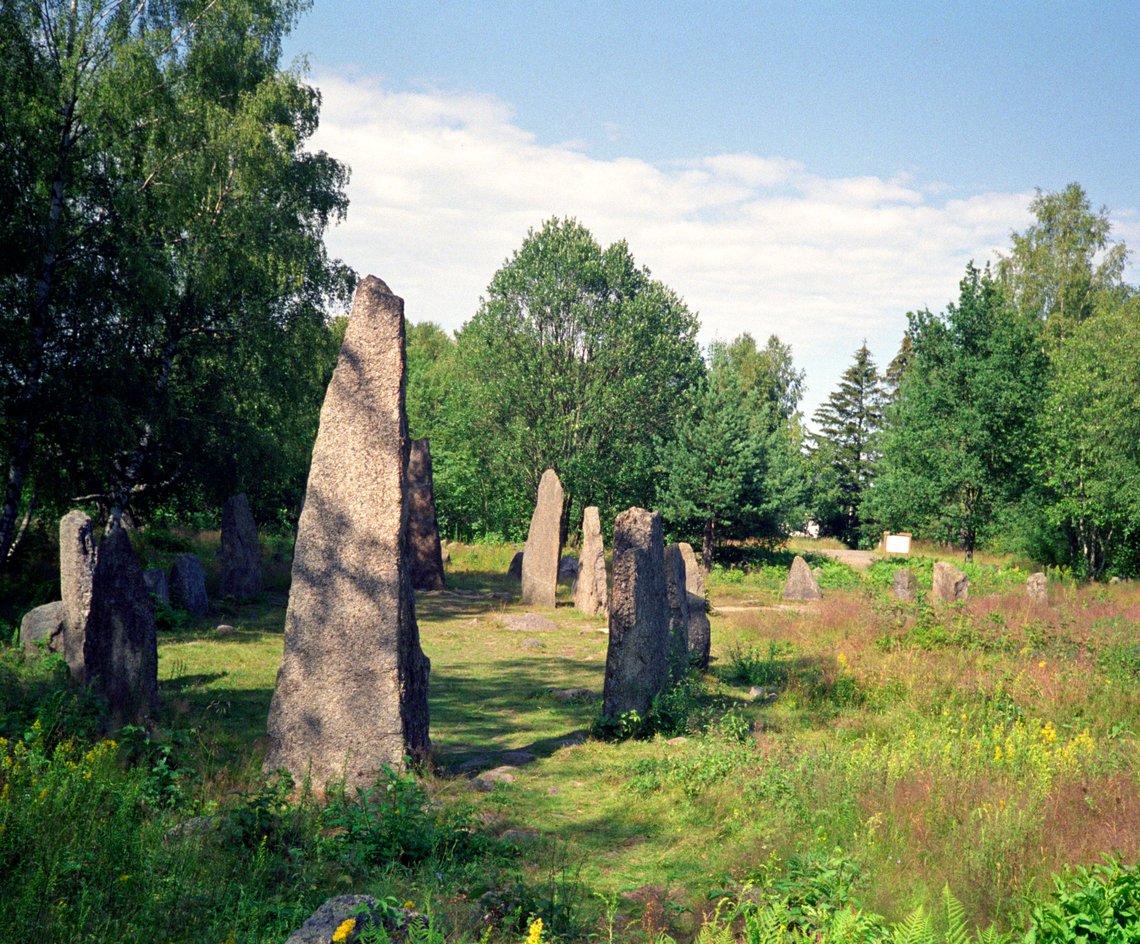 Istrehågan utenfor Sandefjord 199311.
Den mektige stevnen på Istrehågan-skipet reiser seg fire meter opp fra bakken. Det har stått her i minst 1500 år. Slike steinskip (gravplasser) er en sjeldenhet i Norge, men er vel kjent særlig fra Sør-Sverige og øyene i Østersjøen. 31638
FOTO: Tone Rudberg / NTB scanpix Istrehågan utenfor Sandefjord 199311.
Den mektige stevnen på Istrehågan-skipet reiser seg fire meter opp fra bakken. Det har stått her i minst 1500 år. Slike steinskip (gravplasser) er en sjeldenhet i Norge, men er vel kjent særlig fra Sør-Sverige og øyene i Østersjøen. 31638
FOTO: Tone Rudberg / NTB scanpix