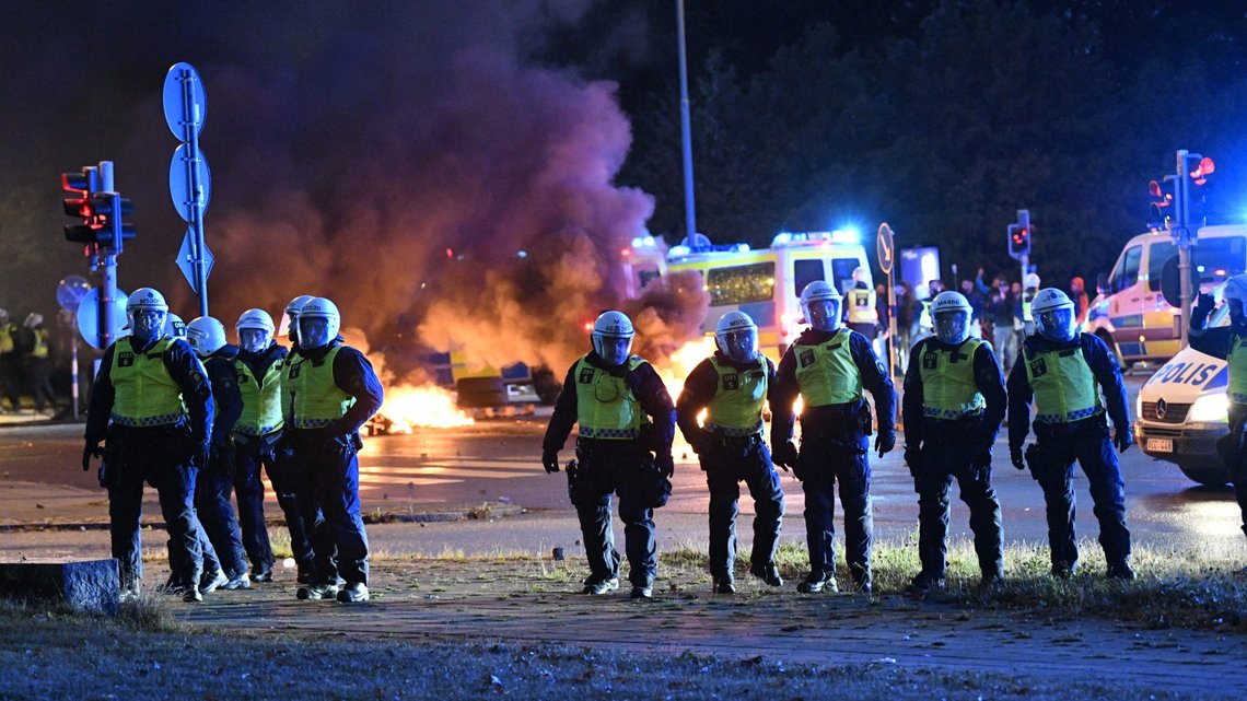 Malmö, Sverige 20200828.
Fredagens koranbrenning på Emilstorp har ført til omfattande protester på Rosengård. Rundt 300 personer har samlet seg for å protestere.
Foto: TT NYHETSBYRÅN / NTB scanpix Malmö, Sverige 20200828.
Fredagens koranbrenning på Emilstorp har ført til omfattande protester på Rosengård. Rundt 300 personer har samlet seg for å protestere.
Foto: TT NYHETSBYRÅN / NTB scanpix