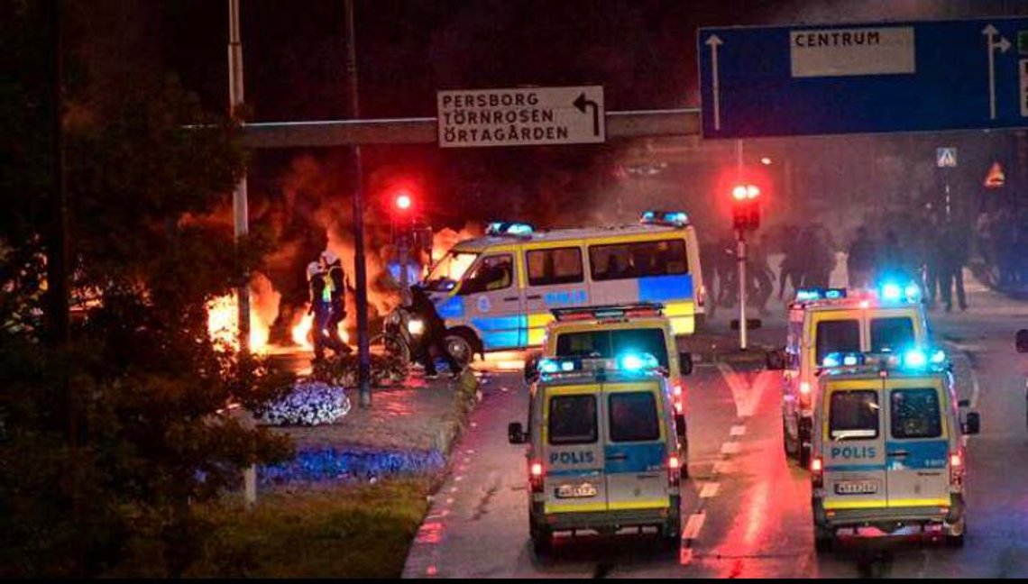 Malmö, Sverige 20200828. Fredagens koranbrenning på Emilstorp har ført til omfattande protester på Rosengård. Rundt 300 personer har samlet seg for å protestere. Foto: TT NYHETSBYRÅN / NTB scanpix Malmö, Sverige 20200828. Fredagens koranbrenning på Emilstorp har ført til omfattande protester på Rosengård. Rundt 300 personer har samlet seg for å protestere. Foto: TT NYHETSBYRÅN / NTB scanpix