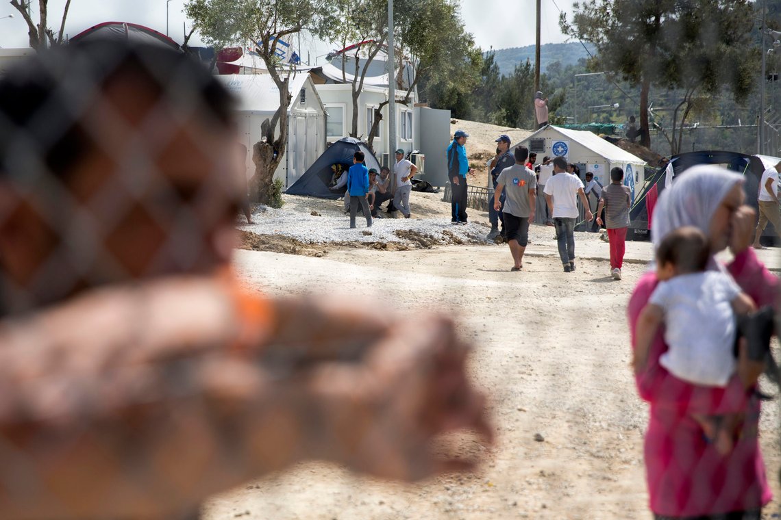 Mytilene, Hellas 20160419.
Beboerne, voksne som barn, i Moria-leiren på Lesvos holdes inne bak piggtråd, høye gjerder og vakter og kan ikke gå ut som de vil. Flertallet her skal returneres til Tyrkia. Ifølge de som driver leiren er mange av de som holdes der frustrert over situasjonen og at det tar lang tid å få behandlet sin sak.
Foto: Tore Meek / NTB scanpix Mytilene, Hellas 20160419.
Beboerne, voksne som barn, i Moria-leiren på Lesvos holdes inne bak piggtråd, høye gjerder og vakter og kan ikke gå ut som de vil. Flertallet her skal returneres til Tyrkia. Ifølge de som driver leiren er mange av de som holdes der frustrert over situasjonen og at det tar lang tid å få behandlet sin sak.
Foto: Tore Meek / NTB scanpix