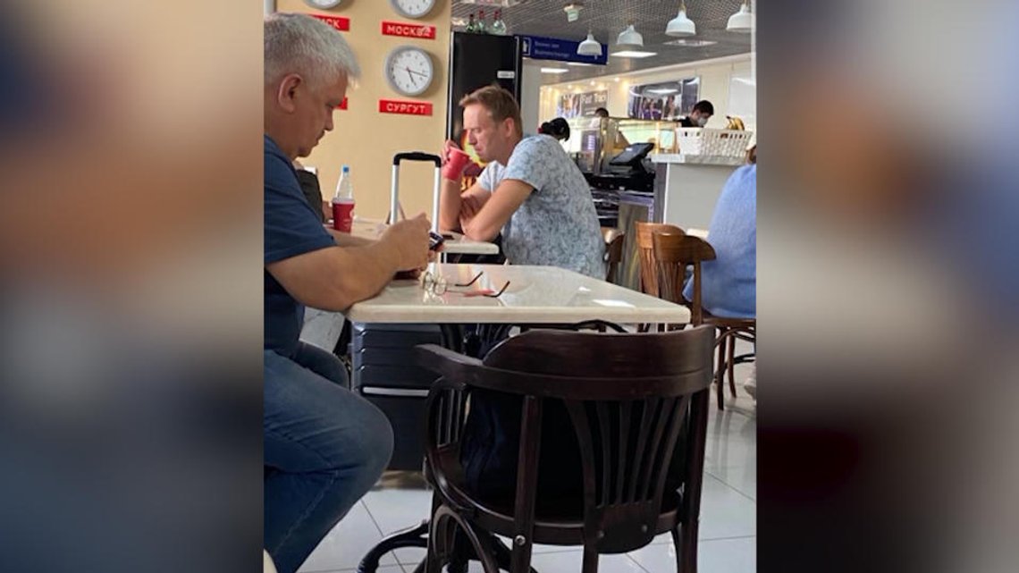 Navalnyj drikker te på flyplassen i Tomsk, før avreisen til Moskva. Foto: Medpassasjer/REN TV Navalnyj drikker te på flyplassen i Tomsk, før avreisen til Moskva. Foto: Medpassasjer/REN TV