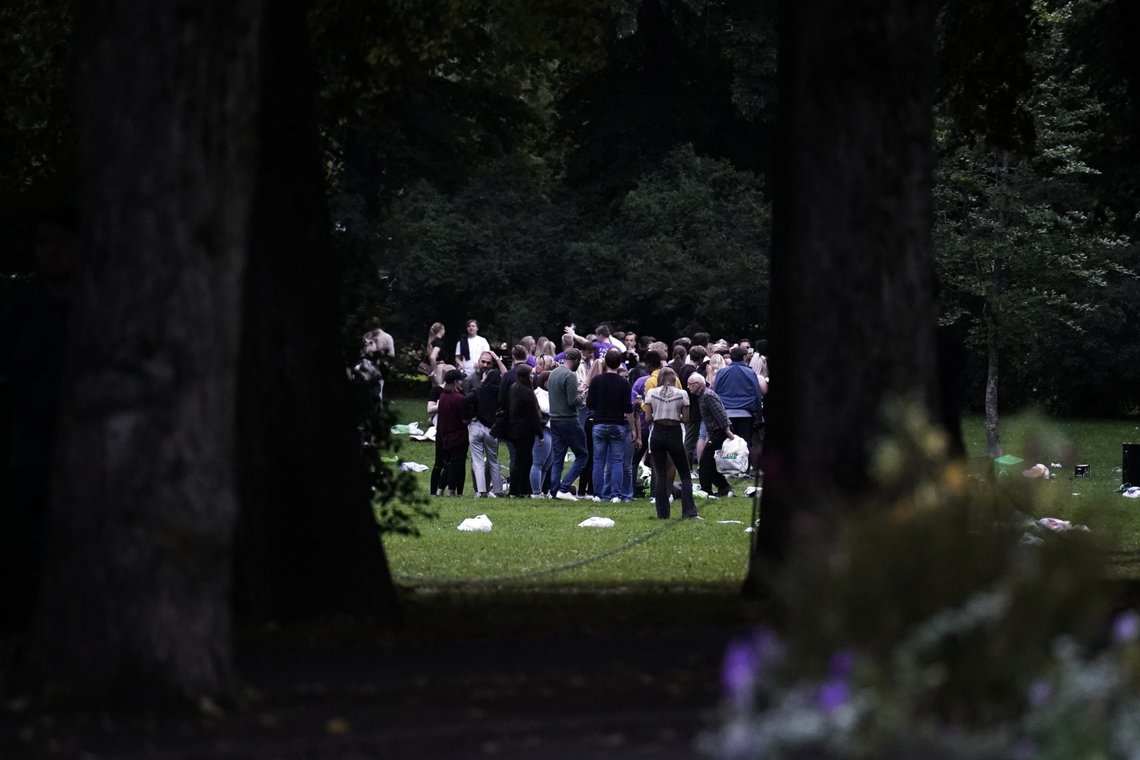 Oslo 20200810.
Det er mandag kveld samlet et stort antall studenter og ungdommer i Frognerparken i Oslo i forbindelse med fadderuka.
Foto: Fredrik Hagen / NTB scanpix Oslo 20200810.
Det er mandag kveld samlet et stort antall studenter og ungdommer i Frognerparken i Oslo i forbindelse med fadderuka.
Foto: Fredrik Hagen / NTB scanpix