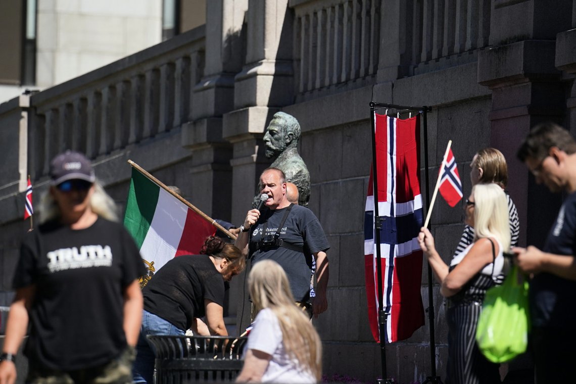 Oslo 20200704.
Leder Lars Thorsen i Stopp islamiseringen i Norge (SIAN)
blir møtt med en motdemonstrasjon foran Stortinget.
Foto: Fredrik Hagen / NTB scanpix Oslo 20200704.
Leder Lars Thorsen i Stopp islamiseringen i Norge (SIAN)
blir møtt med en motdemonstrasjon foran Stortinget.
Foto: Fredrik Hagen / NTB scanpix