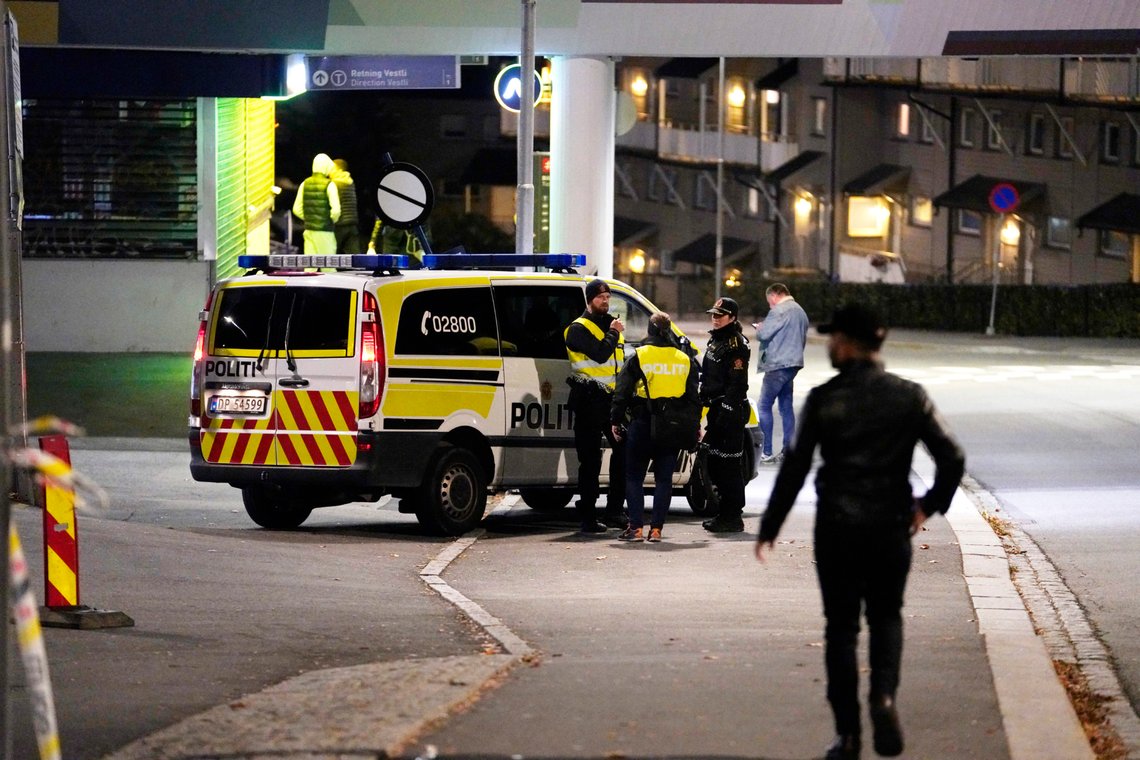 Oslo 20191006.
En 18-åring er fraktet til sykehus etter at han ble knivstukket i ryggen på Veitvet i Oslo søndag kveld. Politiet har ingen mistenkte etter hendelsen.
Foto: Fredrik Hagen / NTB scanpix Oslo 20191006.
En 18-åring er fraktet til sykehus etter at han ble knivstukket i ryggen på Veitvet i Oslo søndag kveld. Politiet har ingen mistenkte etter hendelsen.
Foto: Fredrik Hagen / NTB scanpix