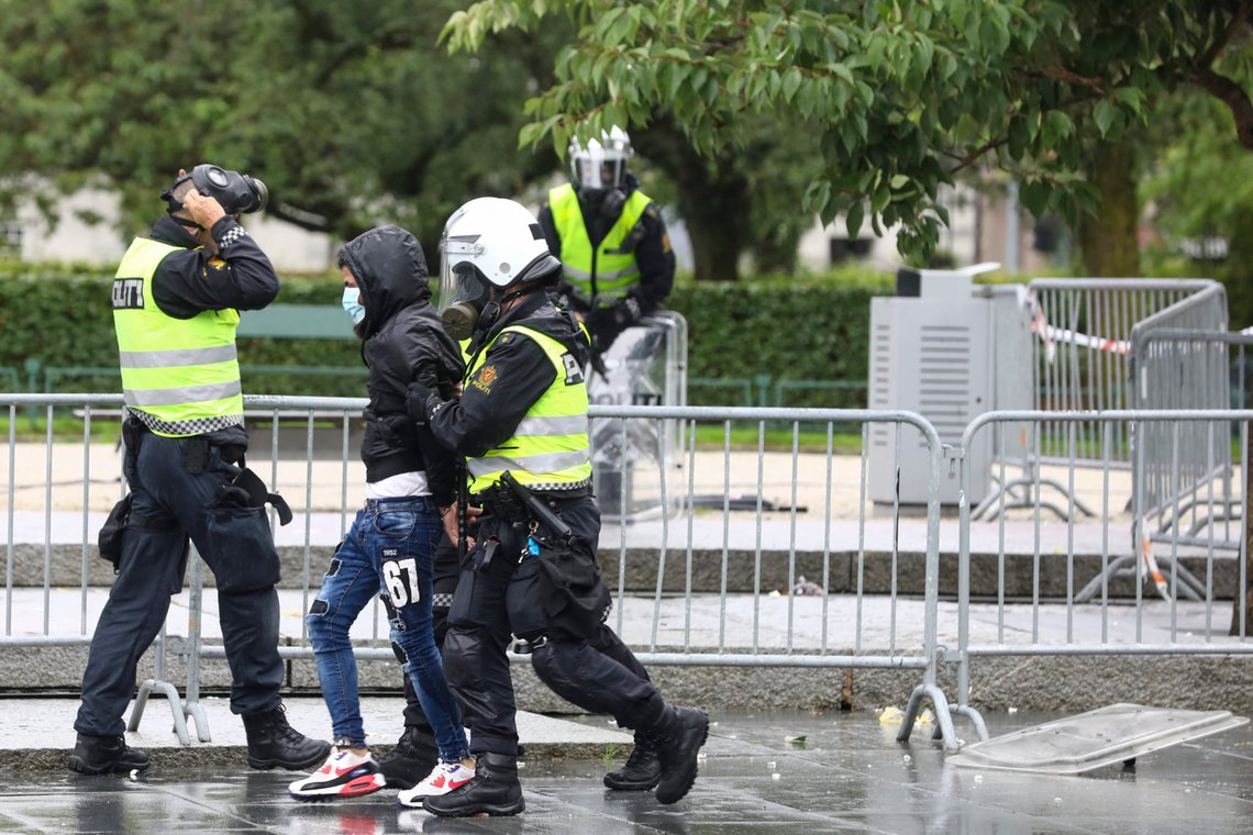 Bergen 20200822.
Politiet tar hånd om en person etter at det oppsto uroligheter under Sian-markeringen på Festplassen i Bergen lørdag.
Foto: Eivind Senneset / NTB scanpix Bergen 20200822.
Politiet tar hånd om en person etter at det oppsto uroligheter under Sian-markeringen på Festplassen i Bergen lørdag.
Foto: Eivind Senneset / NTB scanpix