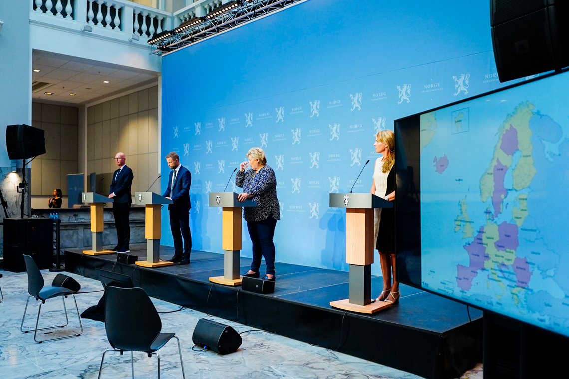 Oslo 20200812.
Helsedirektør Bjørn Guldvog, helseminister Bent Høie (H), statsminister Erna Solberg (H) og avdelingsdirektør Line Vold fra Folkehelseinstituttet under en pressekonferanse om koronasituasjonen i Marmorhallen i Oslo onsdag.
Foto: Håkon Mosvold Larsen / NTB scanpix Oslo 20200812.
Helsedirektør Bjørn Guldvog, helseminister Bent Høie (H), statsminister Erna Solberg (H) og avdelingsdirektør Line Vold fra Folkehelseinstituttet under en pressekonferanse om koronasituasjonen i Marmorhallen i Oslo onsdag.
Foto: Håkon Mosvold Larsen / NTB scanpix