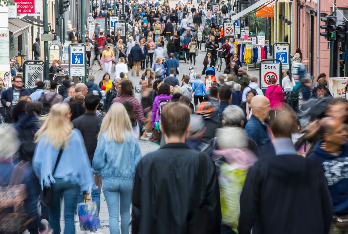 Oslo 20180621.
Mange folk som går på Karl Johan.
Foto: Vidar Ruud / NTB scanpix Oslo 20180621.
Mange folk som går på Karl Johan.
Foto: Vidar Ruud / NTB scanpix