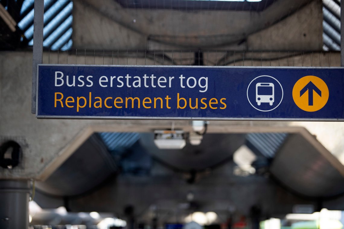Oslo 20190724.
På flere togstrekninger må de reisende ta buss for tog i mens arbeidet med oppgradering av jernbanen gjøres om sommeren. Østfoldbanen er en strekningene de reisende må buss fra Oslo S.
Foto: Terje Bendiksby / NTB scanpix Oslo 20190724.
På flere togstrekninger må de reisende ta buss for tog i mens arbeidet med oppgradering av jernbanen gjøres om sommeren. Østfoldbanen er en strekningene de reisende må buss fra Oslo S.
Foto: Terje Bendiksby / NTB scanpix