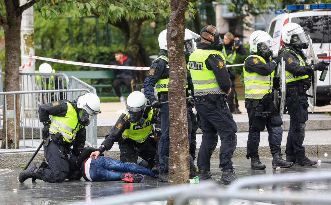 Bergen 20200822.
Politiet tar hånd om en person etter at det oppsto uroligheter under en Sian-markeringen på Festplassen i Bergen lørdag.
Foto: Eivind Senneset / NTB scanpix Bergen 20200822.
Politiet tar hånd om en person etter at det oppsto uroligheter under en Sian-markeringen på Festplassen i Bergen lørdag.
Foto: Eivind Senneset / NTB scanpix