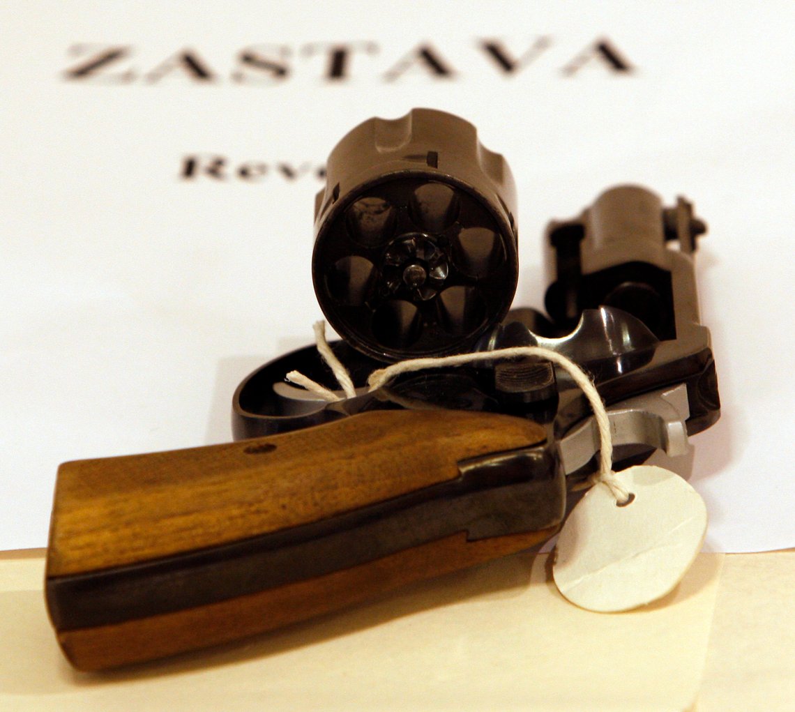 OSLO 20070925: Våpen beslaglagt fra forskjellige gjenger under pressekonferansen til Oslo Politikammer om gjengkriminalitet i Oslo. Zastava , revolver .
Foto: Lise Åserud / SCANPIX . OSLO 20070925: Våpen beslaglagt fra forskjellige gjenger under pressekonferansen til Oslo Politikammer om gjengkriminalitet i Oslo. Zastava , revolver .
Foto: Lise Åserud / SCANPIX .