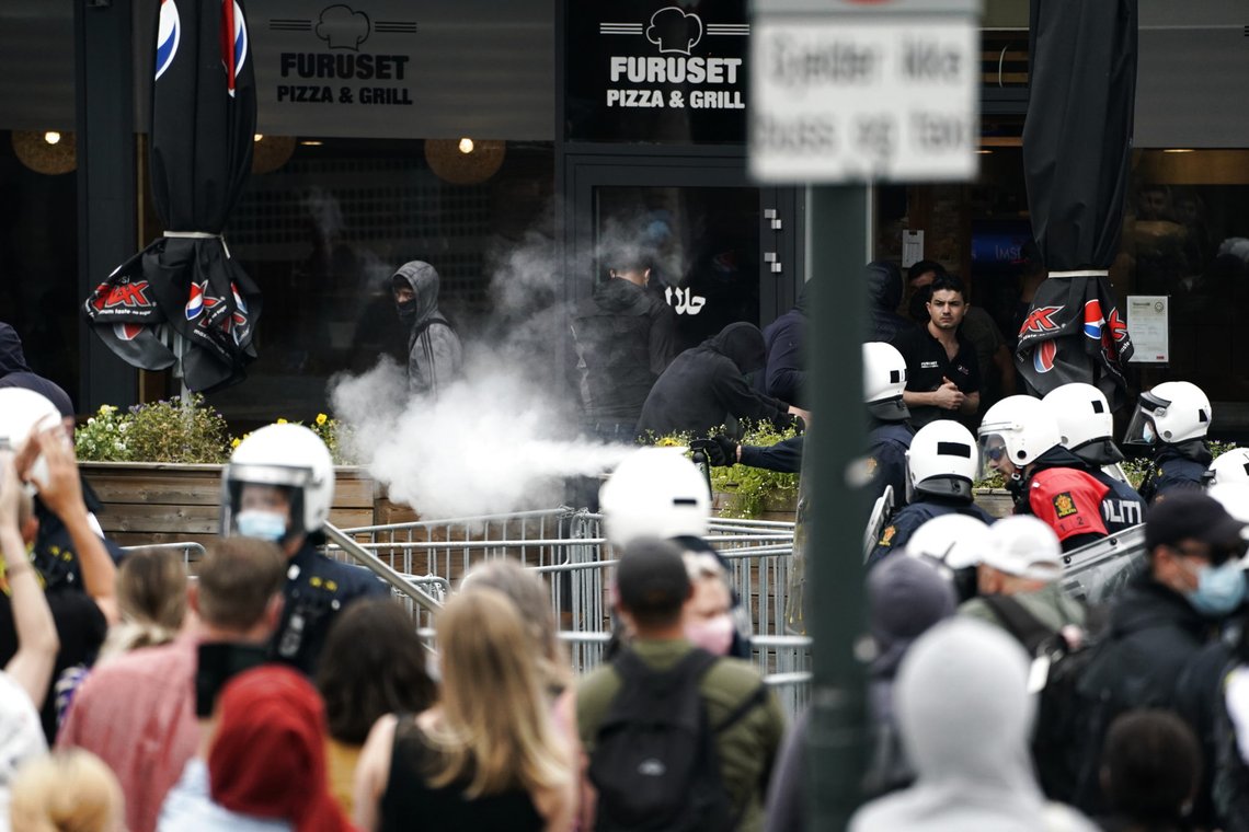 Oslo 20200815.
SIAN demonstrerer på Furuset senter i Oslo lørdag. De ble møtt av motdemonstranter som forøkte å overdøve markeringen.
Foto: Fredrik Hagen / NTB scanpix Oslo 20200815.
SIAN demonstrerer på Furuset senter i Oslo lørdag. De ble møtt av motdemonstranter som forøkte å overdøve markeringen.
Foto: Fredrik Hagen / NTB scanpix