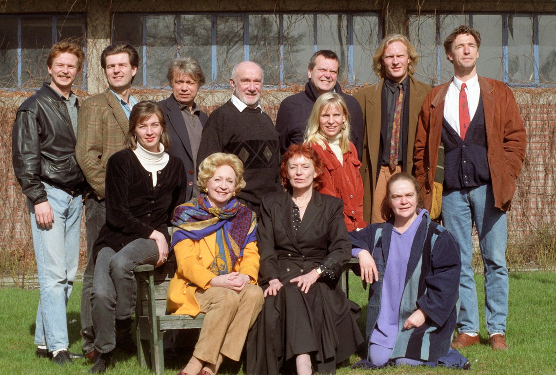 Oslo 19920408. NRK-produksjon av "VESTAVIND". Her 12 av skuespillerne som deltar i NRKs storsatsing "Vestavind". Bak f.v.
Dennis Storhøi, Lasse Lindtner, Nils Sletta, Espen Skjønberg, Per Jansen, Sven Nordin, Bjørn Skagestad. Foran f.v. Hildegun Riise, Wenche Foss, Mona Hofland, Liv Osa og Anne Marit Jacobsen.
Foto: Morten Holm NTB / Scanpix Oslo 19920408. NRK-produksjon av "VESTAVIND". Her 12 av skuespillerne som deltar i NRKs storsatsing "Vestavind". Bak f.v.
Dennis Storhøi, Lasse Lindtner, Nils Sletta, Espen Skjønberg, Per Jansen, Sven Nordin, Bjørn Skagestad. Foran f.v. Hildegun Riise, Wenche Foss, Mona Hofland, Liv Osa og Anne Marit Jacobsen.
Foto: Morten Holm NTB / Scanpix