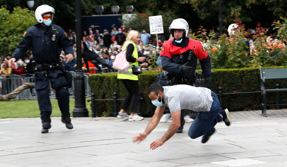 Oslo 20200829.
Mann stoppes av politiet under Stopp Islamiseringen av Norge- SIAN - sin markering på Eidsvolls plass foran Stortinget.
NB: Usladdet bilde. Vi oppfordrer redaksjonene til å gjøre egne vurderinger når det gjelder identifisering.
Foto: Geir Olsen / NTB scanpix Oslo 20200829.
Mann stoppes av politiet under Stopp Islamiseringen av Norge- SIAN - sin markering på Eidsvolls plass foran Stortinget.
NB: Usladdet bilde. Vi oppfordrer redaksjonene til å gjøre egne vurderinger når det gjelder identifisering.
Foto: Geir Olsen / NTB scanpix