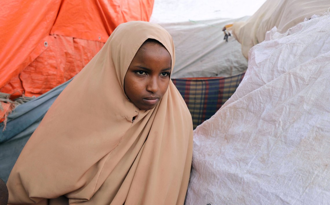 Nurta Mohamed, 13, a Somali girl stands outside her mother's makeshift shelter after she ran away from a suspected forced marriage at the Alafuuto camp for internally displaced persons in Garasbaaley district of Mogadishu, Somalia August 14, 2020. Picture taken August 14, 2020. REUTERS/Feisal
Nurta Mohamed er en 13 år gammel somalisk jente som her er tilbake i flyktningleiren Alafuuto, Mogadishu. Hun hadde flyktet fra et sannsynlig tvangsekteskap. Foto: Feisal Omar / REUTERS / NTB scanpix Nurta Mohamed, 13, a Somali girl stands outside her mother's makeshift shelter after she ran away from a suspected forced marriage at the Alafuuto camp for internally displaced persons in Garasbaaley district of Mogadishu, Somalia August 14, 2020. Picture taken August 14, 2020. REUTERS/Feisal
Nurta Mohamed er en 13 år gammel somalisk jente som her er tilbake i flyktningleiren Alafuuto, Mogadishu. Hun hadde flyktet fra et sannsynlig tvangsekteskap. Foto: Feisal Omar / REUTERS / NTB scanpix