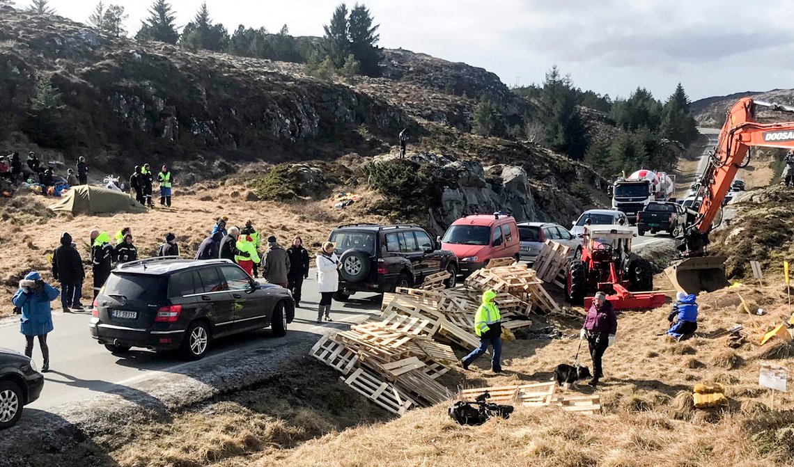 Frøya 20190404.
Politiet har bøtelagt demonstrantenes biler som står langs veien på Frøya. Pallene som ble levert av Gustav Witzøe ble brukt til å hindre anleggstrafikk til å kjøre forbi.
Foto: Ronny Teigås / NTB scanpix Frøya 20190404.
Politiet har bøtelagt demonstrantenes biler som står langs veien på Frøya. Pallene som ble levert av Gustav Witzøe ble brukt til å hindre anleggstrafikk til å kjøre forbi.
Foto: Ronny Teigås / NTB scanpix