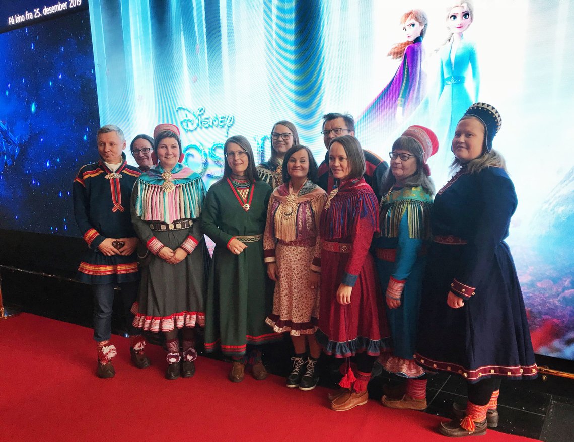 Til stede på "Frost 2"-presentasjonen i Oslo forrige uke var en stor samisk delegasjon, med presidentene for de nordiske sametingene, Samerådet og for arbeidsgruppen som jobbet med Disney Animation. Foto: Gitte Johannessen / NTB Til stede på "Frost 2"-presentasjonen i Oslo forrige uke var en stor samisk delegasjon, med presidentene for de nordiske sametingene, Samerådet og for arbeidsgruppen som jobbet med Disney Animation. Foto: Gitte Johannessen / NTB