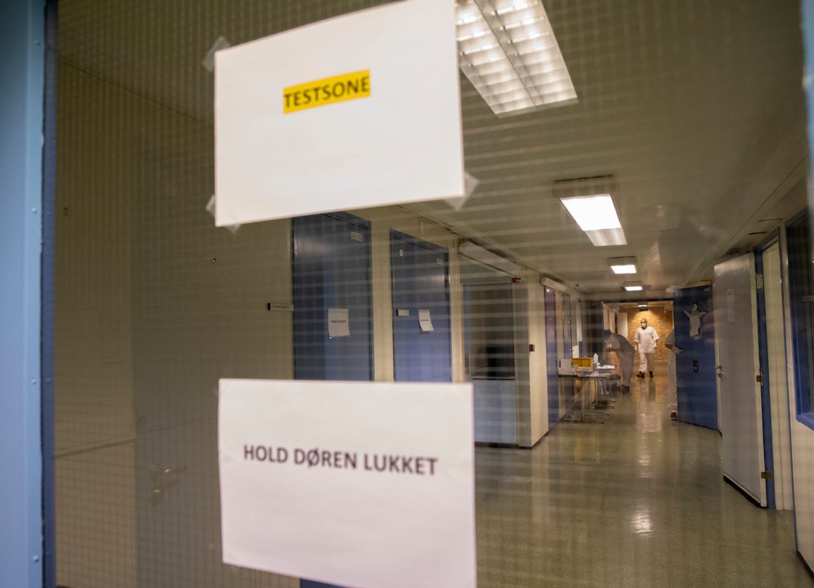 Oslo 20200318.
Bak disse dørene behandles ny korona test prøvene fra de ansatte ved Ullevål sykehus.
Foto: Terje Bendiksby / NTB scanpix Oslo 20200318.
Bak disse dørene behandles ny korona test prøvene fra de ansatte ved Ullevål sykehus.
Foto: Terje Bendiksby / NTB scanpix