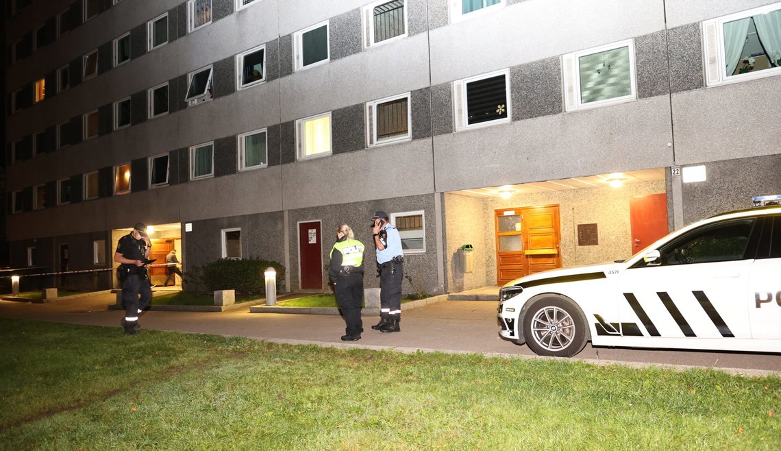 Oslo 20200830.
En ung mann er fraktet til sykehus etter å ha blitt knivstukket ved Haugenstua ved midnatt natt til søndag. Politiet sier mannen kan være alvorlig skadet.
Foto: Geir Olsen / NTB scanpix Oslo 20200830.
En ung mann er fraktet til sykehus etter å ha blitt knivstukket ved Haugenstua ved midnatt natt til søndag. Politiet sier mannen kan være alvorlig skadet.
Foto: Geir Olsen / NTB scanpix
