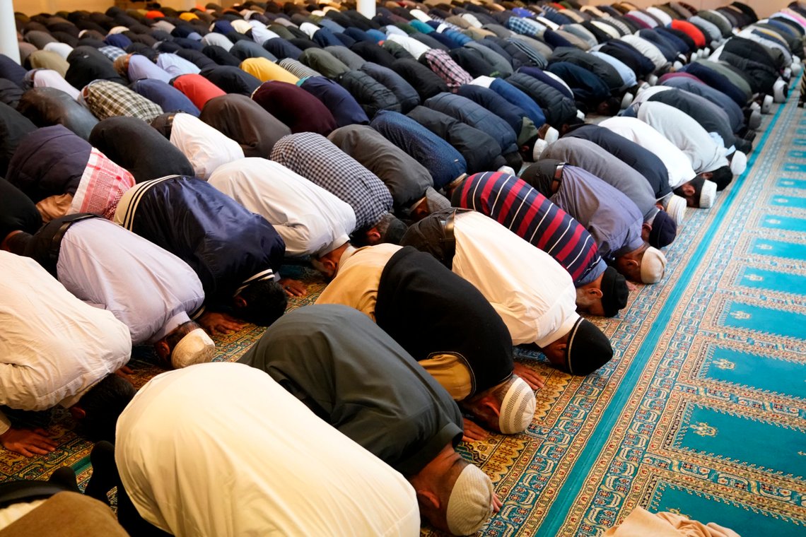 En norsk studie viser at familie, venner og religiøse autoriteter er viktig for å avbryte radikalisering hos unge muslimer. Her er det fredagsbønn i Central Jamaat-e Ahl-e Sunnat moskéen i Oslo. Illustrasjonsfoto: Cornelius Poppe / NTB En norsk studie viser at familie, venner og religiøse autoriteter er viktig for å avbryte radikalisering hos unge muslimer. Her er det fredagsbønn i Central Jamaat-e Ahl-e Sunnat moskéen i Oslo. Illustrasjonsfoto: Cornelius Poppe / NTB