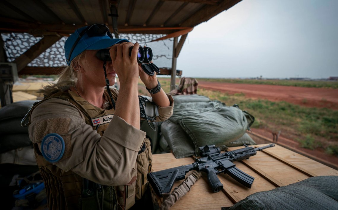 Bamako, Mali 20190531.
En kvinnelig norsk FN soldat holder utkikk fra et vakttårn i Camp Bifrost i Bamako. Hun er del av den norske kontigenten som deltar i FNs fredsbevarende operasjon i Mali, MINUSMA.
Foto: Heiko Junge / NTB scanpix Bamako, Mali 20190531.
En kvinnelig norsk FN soldat holder utkikk fra et vakttårn i Camp Bifrost i Bamako. Hun er del av den norske kontigenten som deltar i FNs fredsbevarende operasjon i Mali, MINUSMA.
Foto: Heiko Junge / NTB scanpix