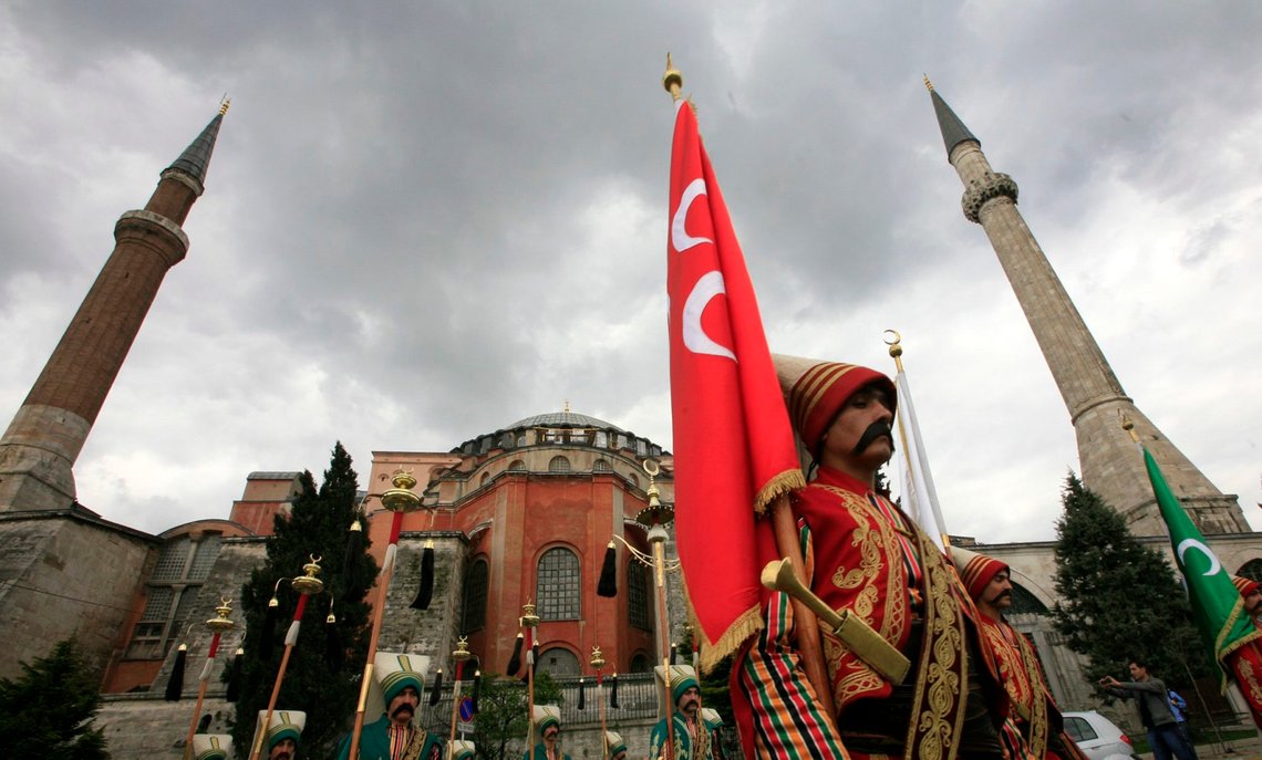 Members of the Ottoman military band of Mehter and Janissaries, soldiers from the Ottoman empire, walk past the sixth century Byzantinian monument of Hagia Sofia (Ayasofya) in their traditional costumes in the old city of Istanbul April 16, 2007. REUTERS/Fatih Saribas (TURKEY) Members of the Ottoman military band of Mehter and Janissaries, soldiers from the Ottoman empire, walk past the sixth century Byzantinian monument of Hagia Sofia (Ayasofya) in their traditional costumes in the old city of Istanbul April 16, 2007. REUTERS/Fatih Saribas (TURKEY)