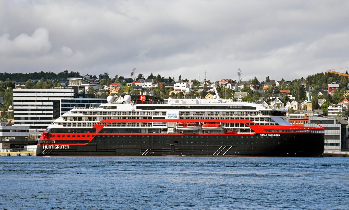 33 personer blant mannskapet på ekspedisjonsskipet Roald Amundsen fra Hurtigruten er korana-smittet. Her ligger skipet ved kai i Tromsø. Passasjerer er installert på hotellet The Edge, til høyre for skipet. Foto: Rune Stoltz Bertinussen / NTB scanpix 33 personer blant mannskapet på ekspedisjonsskipet Roald Amundsen fra Hurtigruten er korana-smittet. Her ligger skipet ved kai i Tromsø. Passasjerer er installert på hotellet The Edge, til høyre for skipet. Foto: Rune Stoltz Bertinussen / NTB scanpix