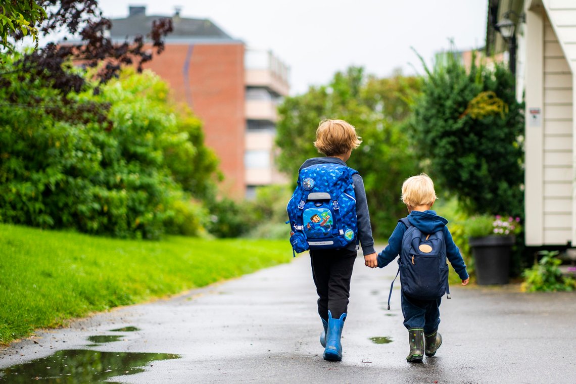 Oslo 20200821.
To barn er på vei til skole og barnehage med hver sin sekk på ryggen.
Foto: Håkon Mosvold Larsen / NTB scanpix Oslo 20200821.
To barn er på vei til skole og barnehage med hver sin sekk på ryggen.
Foto: Håkon Mosvold Larsen / NTB scanpix