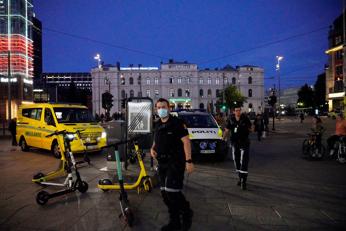 Oslo 20200825.
Oslo S evakueres etter at en mann fremsatte en bombetrussel, politiet har kontroll på mannen. Både Oslo S og Østbanehallen tømmes for folk og bombegruppen er på vei.
Foto: Heiko Junge / NTB scanpix Oslo 20200825.
Oslo S evakueres etter at en mann fremsatte en bombetrussel, politiet har kontroll på mannen. Både Oslo S og Østbanehallen tømmes for folk og bombegruppen er på vei.
Foto: Heiko Junge / NTB scanpix