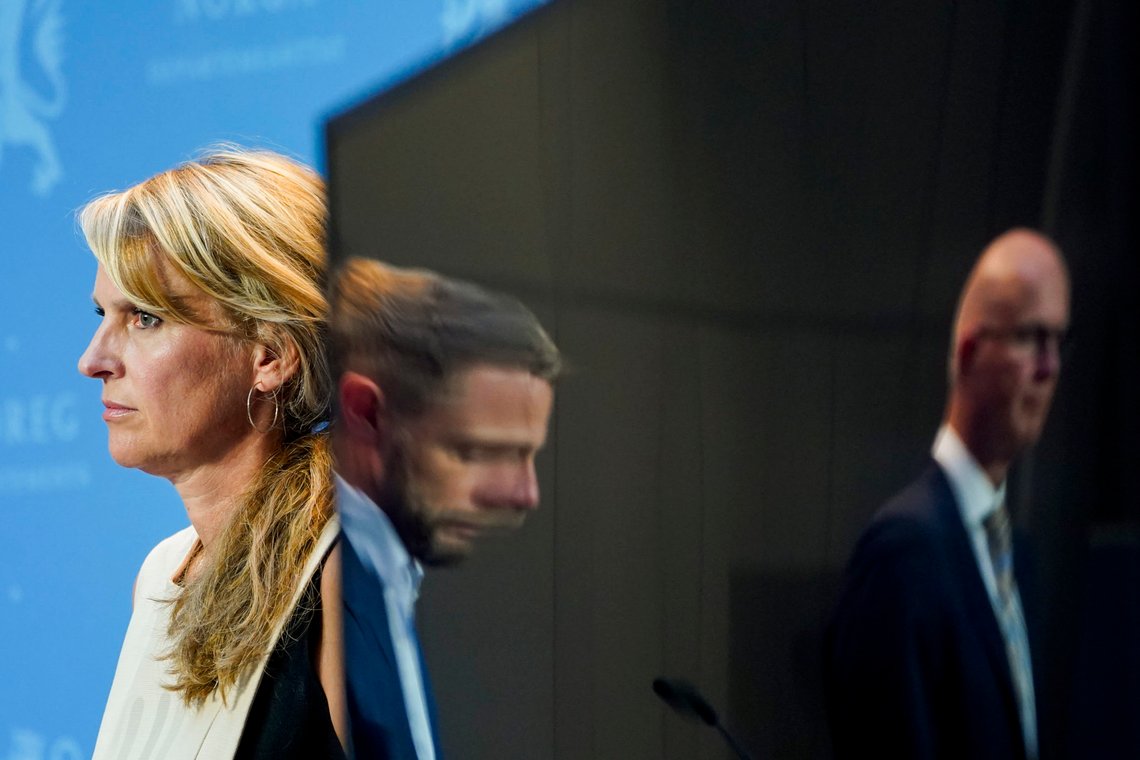 Oslo 20200807.
Avdelingsdirektør i Folkehelseinstituttet Line Vold, helse- og omsorgsminister Bent Høie, helsedirektør Bjørn Guldvog under en pressekonferanse om koronasituasjonen.
Foto: Lise Åserud / NTB scanpix Oslo 20200807.
Avdelingsdirektør i Folkehelseinstituttet Line Vold, helse- og omsorgsminister Bent Høie, helsedirektør Bjørn Guldvog under en pressekonferanse om koronasituasjonen.
Foto: Lise Åserud / NTB scanpix