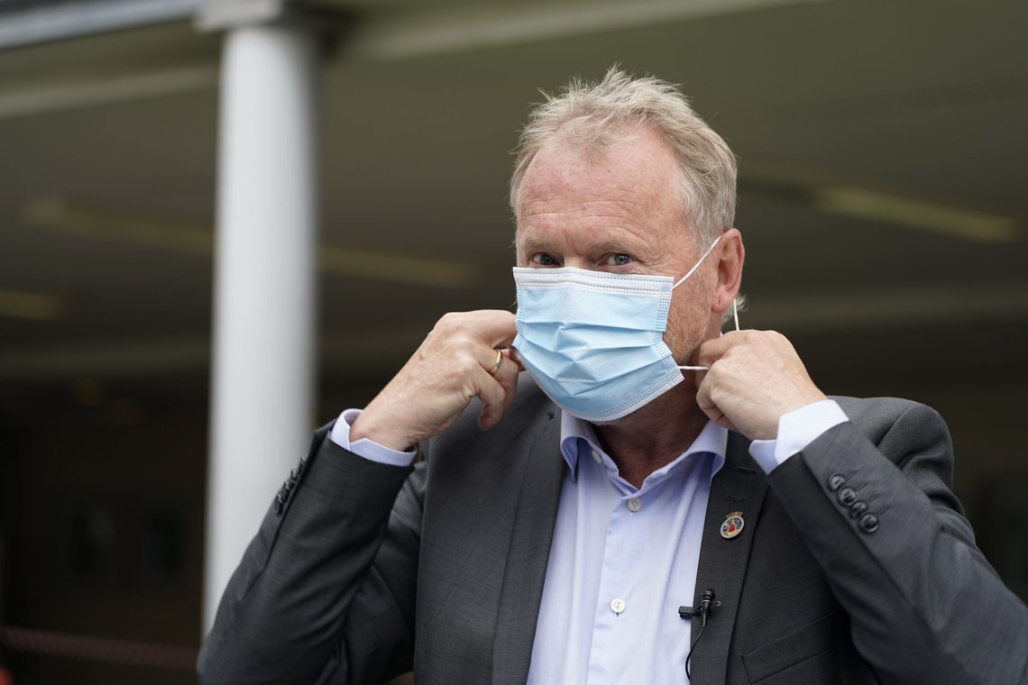 Oslo 20200826.
Byrådsleder Raymond Johansen tar på seg munnbind under onsdagens besøk på koronateststasjonen utenfor Aker legevakt.
Foto: Gorm Kallestad / NTB scanpix Oslo 20200826.
Byrådsleder Raymond Johansen tar på seg munnbind under onsdagens besøk på koronateststasjonen utenfor Aker legevakt.
Foto: Gorm Kallestad / NTB scanpix