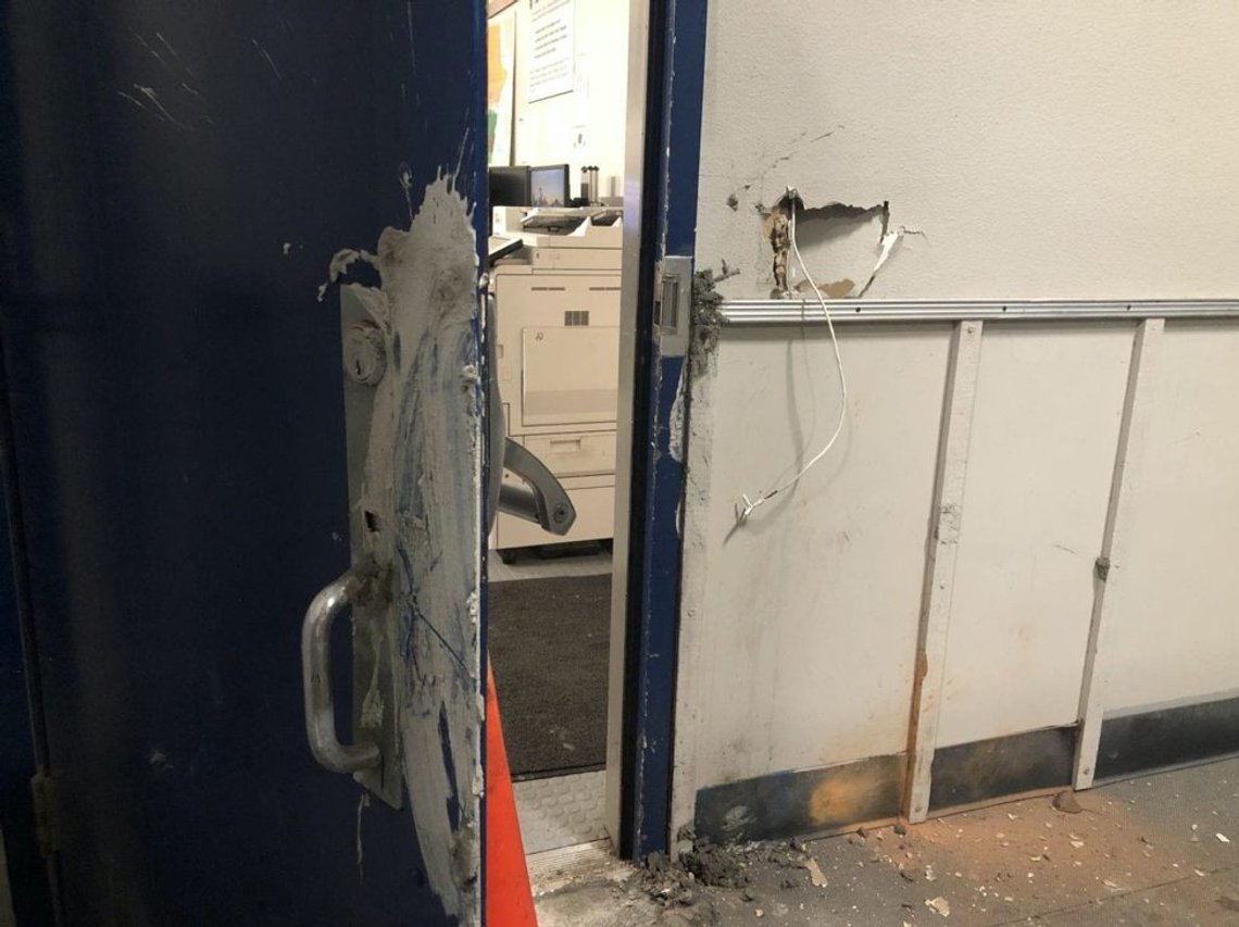 Skadene på inngangsdøren til East Precinct viser spor av ild og på bakken ligger rester av hurtigtørkende sement. Foto: Seattle Police Skadene på inngangsdøren til East Precinct viser spor av ild og på bakken ligger rester av hurtigtørkende sement. Foto: Seattle Police
