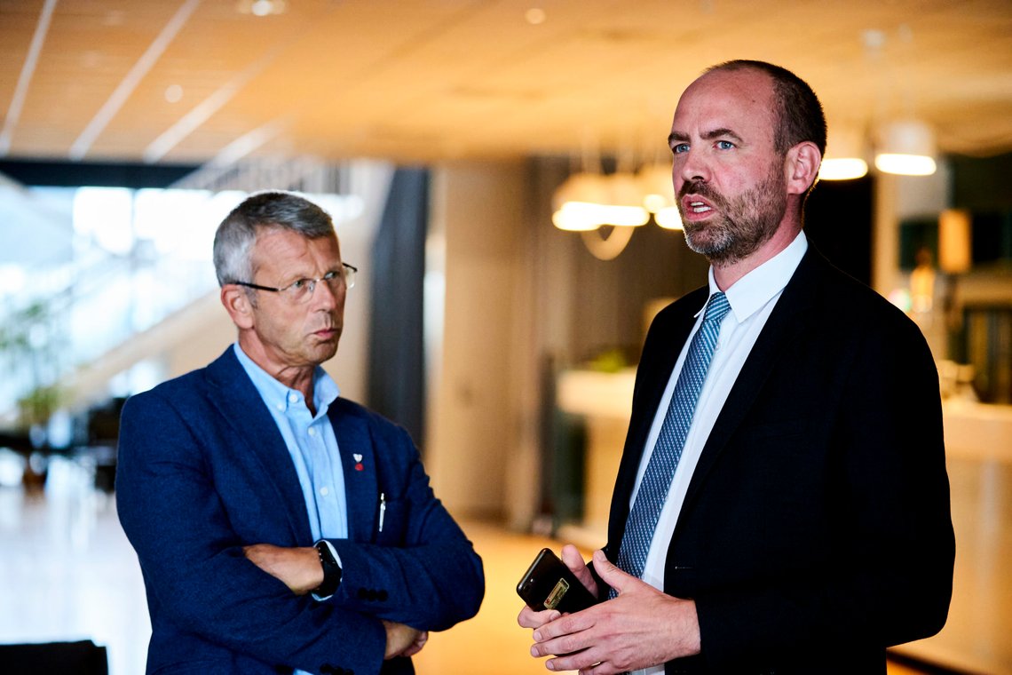 Trondheim 20200824.
Trond Giske ble presentert til ledervervet i Trøndelag arbeiderparti av valgkomiteen mandag ettermiddag. Valgkomiteens leder Arild Grande th, valkomitemedlem Terje Sørvik tv.
Foto: Ole Martin Wold / NTB scanpix Trondheim 20200824.
Trond Giske ble presentert til ledervervet i Trøndelag arbeiderparti av valgkomiteen mandag ettermiddag. Valgkomiteens leder Arild Grande th, valkomitemedlem Terje Sørvik tv.
Foto: Ole Martin Wold / NTB scanpix