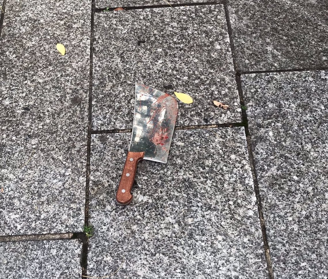 En kjøttøks som skal ha vært våpenet som ble brukt da en mann gikk til angrep på to personer utenfor satiremagasinet Charlie Hebdos tidligere lokaler i Paris, ligger etterlatt på gaten. Foto: David Cohen / AP / NTB En kjøttøks som skal ha vært våpenet som ble brukt da en mann gikk til angrep på to personer utenfor satiremagasinet Charlie Hebdos tidligere lokaler i Paris, ligger etterlatt på gaten. Foto: David Cohen / AP / NTB