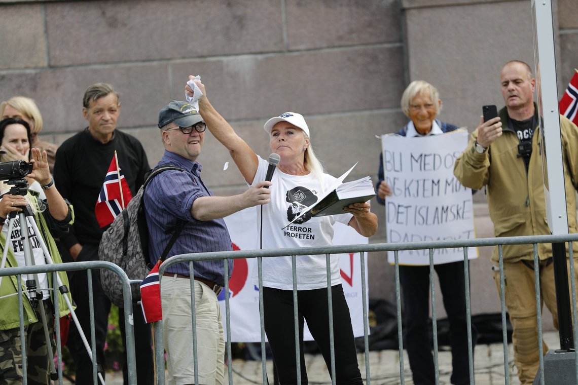 Fanny Bråten river i stykker Koranen under Stopp Islamiseringen av Norge- SIAN - sin markering på Eidsvolls plass foran Stortinget i august 2020. Et massivt politioppbud sørger for å stagge motdemonstrantene fra å utøve vold mot Sian-medlemmene. Foto: Geir Olsen / NTB scanpix Fanny Bråten river i stykker Koranen under Stopp Islamiseringen av Norge- SIAN - sin markering på Eidsvolls plass foran Stortinget i august 2020. Et massivt politioppbud sørger for å stagge motdemonstrantene fra å utøve vold mot Sian-medlemmene. Foto: Geir Olsen / NTB scanpix