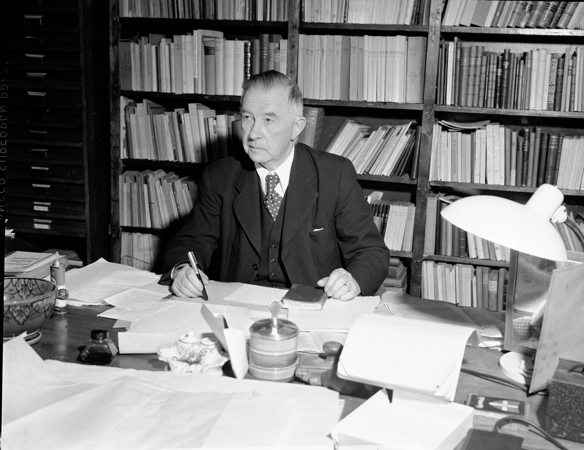 Oslo 19501219. Biskop Eivind Berggrav under kontaktkomiteens møte på Oslo Bispegård. Her sittende ved skrivebordet.
Foto: NTB / Scanpix Oslo 19501219. Biskop Eivind Berggrav under kontaktkomiteens møte på Oslo Bispegård. Her sittende ved skrivebordet.
Foto: NTB / Scanpix