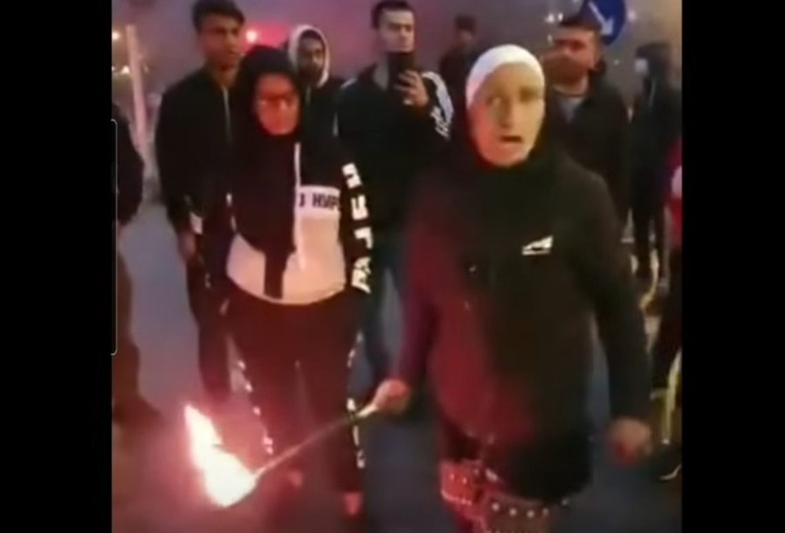Skjermdump fra demonstrasjonene i Malmø, der en mengde muslimer roper skjellsord mot politiet. Kilde: Samnytt Skjermdump fra demonstrasjonene i Malmø, der en mengde muslimer roper skjellsord mot politiet. Kilde: Samnytt