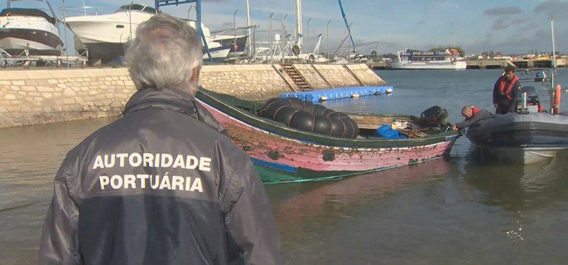 En forlatt migrant-båt på Algarve-kusten i mars i 2020. Guttene som brukte båten påsto de var marokkanere, og det tok ikke langt tid før de "forsvant". Skjermdump: SIC-television En forlatt migrant-båt på Algarve-kusten i mars i 2020. Guttene som brukte båten påsto de var marokkanere, og det tok ikke langt tid før de "forsvant". Skjermdump: SIC-television