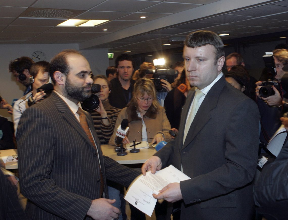 OSLO 20060210: Redaktør Vebjørn Selbekk (th) i "Magazinet" beklaget dypt på en pressekonferanse fredag at muslimske religiøse følelser ble krenket ved trykkingen av faksimilen fra Jyllands-Posten som viste karikaturtegninger av profeten Muhammed. Han er nå enig med lederen i Islamsk Råd i Norge, Mohammed Hamdan, om å legge denne saken bak seg.
Foto Morten F. Holm / SCANPIX OSLO 20060210: Redaktør Vebjørn Selbekk (th) i "Magazinet" beklaget dypt på en pressekonferanse fredag at muslimske religiøse følelser ble krenket ved trykkingen av faksimilen fra Jyllands-Posten som viste karikaturtegninger av profeten Muhammed. Han er nå enig med lederen i Islamsk Råd i Norge, Mohammed Hamdan, om å legge denne saken bak seg.
Foto Morten F. Holm / SCANPIX