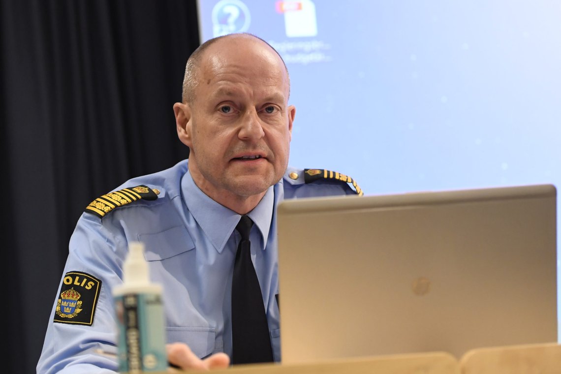 STOCKHOLM, SVERIGE 20170407.
Mats Löfving under pressträffen i Polishuset, med anledning av händelsen på Drottninggatan i Stockholm. En kapad lastbil har rammat en samling människor i centrala Stockholm. Minst tre människor är döda och ytterligare åtta är skadade.
Foto: Maja Suslin/TT / NTB scanpix STOCKHOLM, SVERIGE 20170407.
Mats Löfving under pressträffen i Polishuset, med anledning av händelsen på Drottninggatan i Stockholm. En kapad lastbil har rammat en samling människor i centrala Stockholm. Minst tre människor är döda och ytterligare åtta är skadade.
Foto: Maja Suslin/TT / NTB scanpix