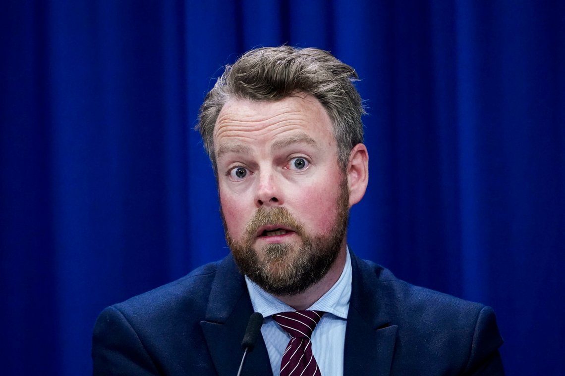 Oslo 20200804.
Arbeids- og sosialminister Torbjørn Røe Isaksen under en pressekonferanse der rapporten etter gransking av saken om feilaktig praktisering av adgangen til å motta sykepenger, arbeidsavklaringspenger og pleiepenger ved opphold i annet EØS-land ble presentert i Oslo.
Foto: Lise Åserud / NTB Oslo 20200804.
Arbeids- og sosialminister Torbjørn Røe Isaksen under en pressekonferanse der rapporten etter gransking av saken om feilaktig praktisering av adgangen til å motta sykepenger, arbeidsavklaringspenger og pleiepenger ved opphold i annet EØS-land ble presentert i Oslo.
Foto: Lise Åserud / NTB