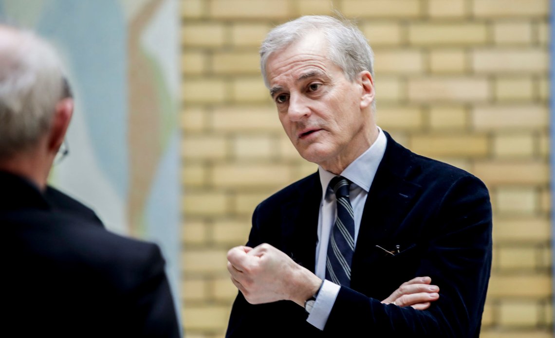 Oslo 20200324.
Leder i Arbeiderpartiet (Ap) Jonas Gahr Støre snakker med journalister med en meters avstand etter møtet om koronaloven Covid-19 i Stortinget tirsdag.
Foto: Vidar Ruud / NTB scanpix Oslo 20200324.
Leder i Arbeiderpartiet (Ap) Jonas Gahr Støre snakker med journalister med en meters avstand etter møtet om koronaloven Covid-19 i Stortinget tirsdag.
Foto: Vidar Ruud / NTB scanpix