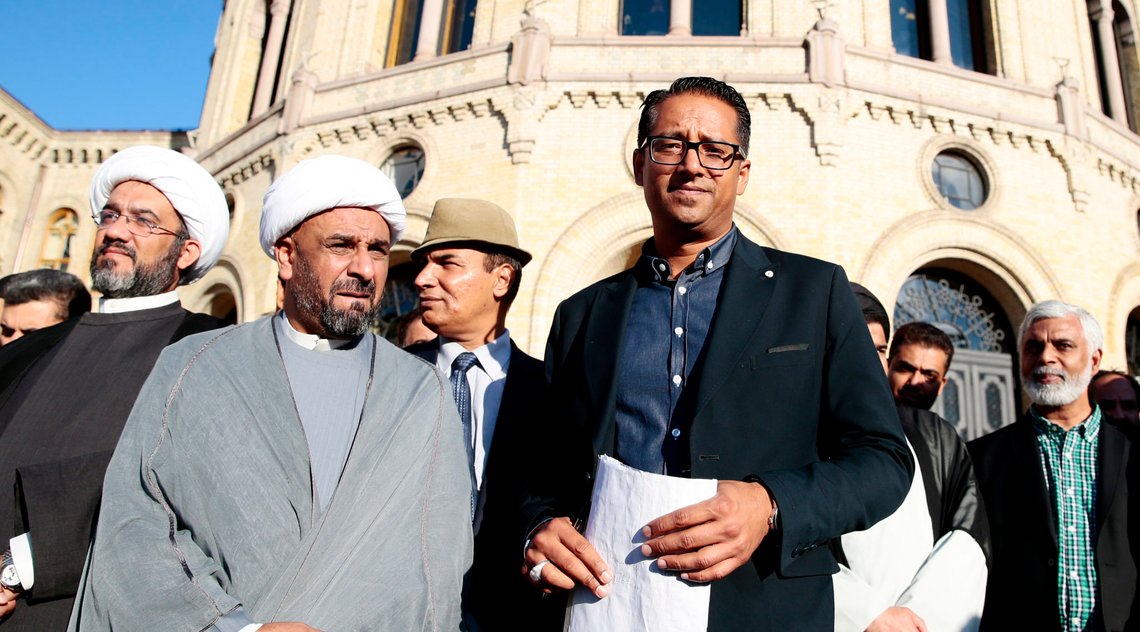 Oslo 20140825.
Venstre-politiker Yousuf Gilani (t.h.) er en av initiativtakeren til demonstrasjonen mot Den islamske staten (IS) og Profetens Ummah utenfor Stortinget i Oslo mandag.
Foto: Håkon Mosvold Larsen / NTB scanpix Oslo 20140825.
Venstre-politiker Yousuf Gilani (t.h.) er en av initiativtakeren til demonstrasjonen mot Den islamske staten (IS) og Profetens Ummah utenfor Stortinget i Oslo mandag.
Foto: Håkon Mosvold Larsen / NTB scanpix
