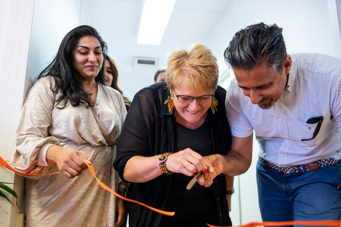 Oslo 20180601.
Kulturminister Trine Skei Grande og stortingsrepresentant Abid Raja klipper båndet for å markere åpningen av stiftelsen Født fri sine lokaler. Shabana Rehman er daglig leder i stiftelsen.
Foto: Tore Meek / NTB Oslo 20180601.
Kulturminister Trine Skei Grande og stortingsrepresentant Abid Raja klipper båndet for å markere åpningen av stiftelsen Født fri sine lokaler. Shabana Rehman er daglig leder i stiftelsen.
Foto: Tore Meek / NTB