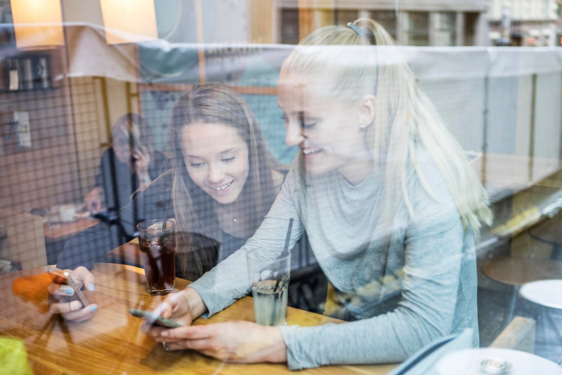Oslo 20160630.
Unge jenter i tenårene på cafe. Sjekker mobilen. Leser tekstmeldinger. SMS.
Foto: Thomas Brun / NTB
NB! MODELLKLARERT Oslo 20160630.
Unge jenter i tenårene på cafe. Sjekker mobilen. Leser tekstmeldinger. SMS.
Foto: Thomas Brun / NTB
NB! MODELLKLARERT