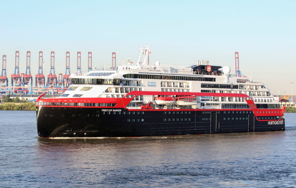 Hamburg, Tyskland 20200807.
The Hurtigruten ship "Fridtjof Nansen" enters the port of Hamburg in the morning. Worries about new coronavirus outbreaks on cruise ships from Norway have not been confirmed. The ship's passengers can disembark regularly and will not be quarantined, according to a spokesperson for Hamburg's social welfare agency.
Foto: Bodo Marks, DPA / NTB scanpix Hamburg, Tyskland 20200807.
The Hurtigruten ship "Fridtjof Nansen" enters the port of Hamburg in the morning. Worries about new coronavirus outbreaks on cruise ships from Norway have not been confirmed. The ship's passengers can disembark regularly and will not be quarantined, according to a spokesperson for Hamburg's social welfare agency.
Foto: Bodo Marks, DPA / NTB scanpix